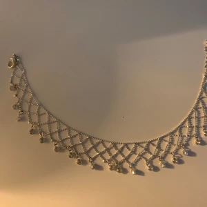 Armband/halsband - Jättefint armband/halsband med små stenar som detaljer. Funkar som halsband om man sätter dit en extra kedja