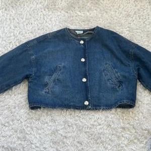 Jeans jacka - Skit snygg jeans jacka som tyvär inte kommer till användning💕