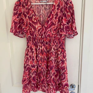 Zara klänning  - Fin zara klänning säljer för att jag inte använder den längre.