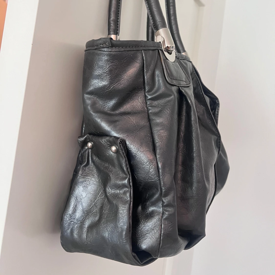 Grå/ silver handväska i skinn RETRO - 92