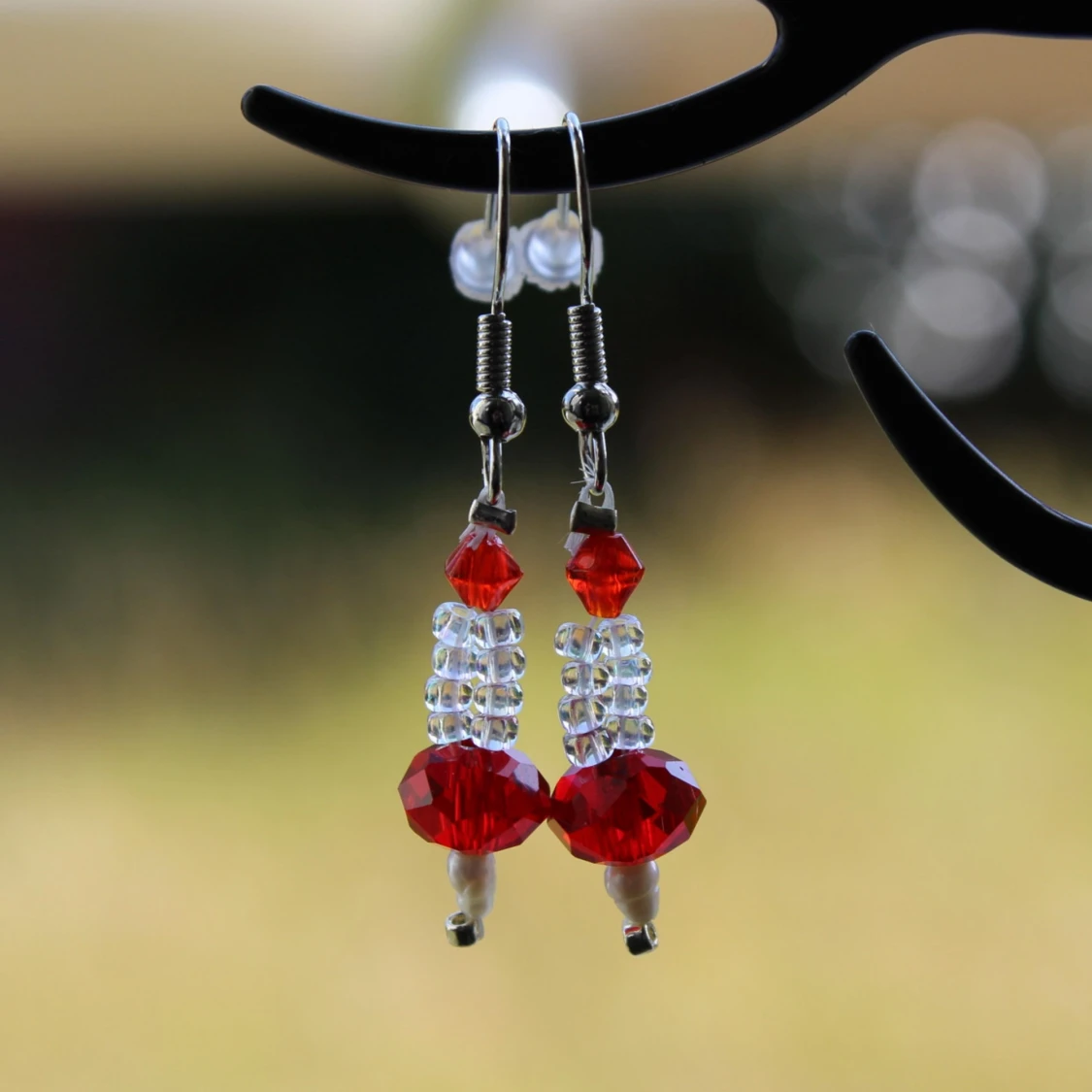 Röda och klara pärlörhängen