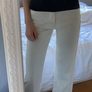 Ljusa jeans  - Säljer mina vit/beiga jeans från BikBok. Väldigt bra skick! Tveka inte att höra av er om ni undrar något eller vill ha fler bilder💞
