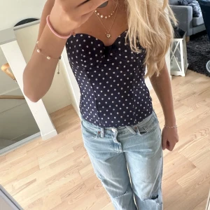 Prickig topp - Prickig korsett/topp från hm i storlek s.💕