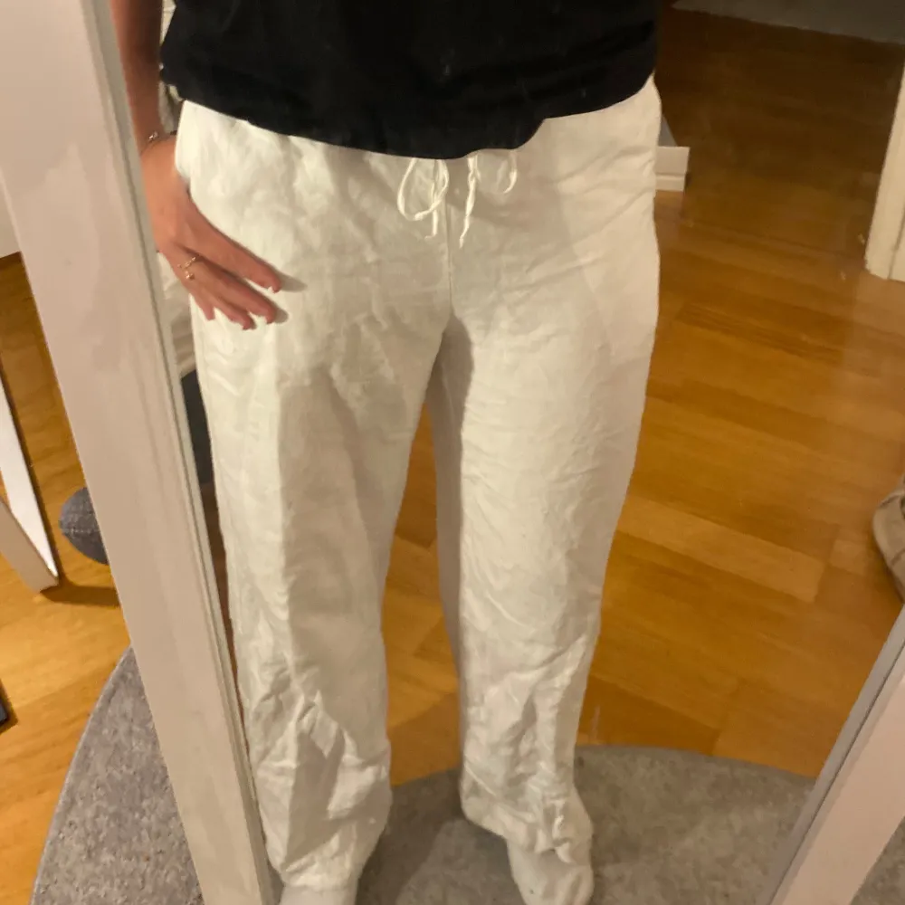 Vita linnebyxor ifrån hm, använda enstaka gånger, är i mycket bra skick. Inte märkt av krympning av linne tyget i tvätten. Är 170 cm och de passar bra i längden.. Jeans & Byxor.