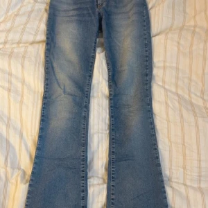 Lågmidjade miss sixty jeans  - Säljer dessa jätte snygga Lågmidjade bootcut jeans i blå, använt de 2 gånger, jätte bekväma, de passar storlek S-M, passar bra i längden som referens är jag 170 cm lång, lånade bilder från tidigare köpare pris kan diskuteras, vid frågor kontakta mig☺️