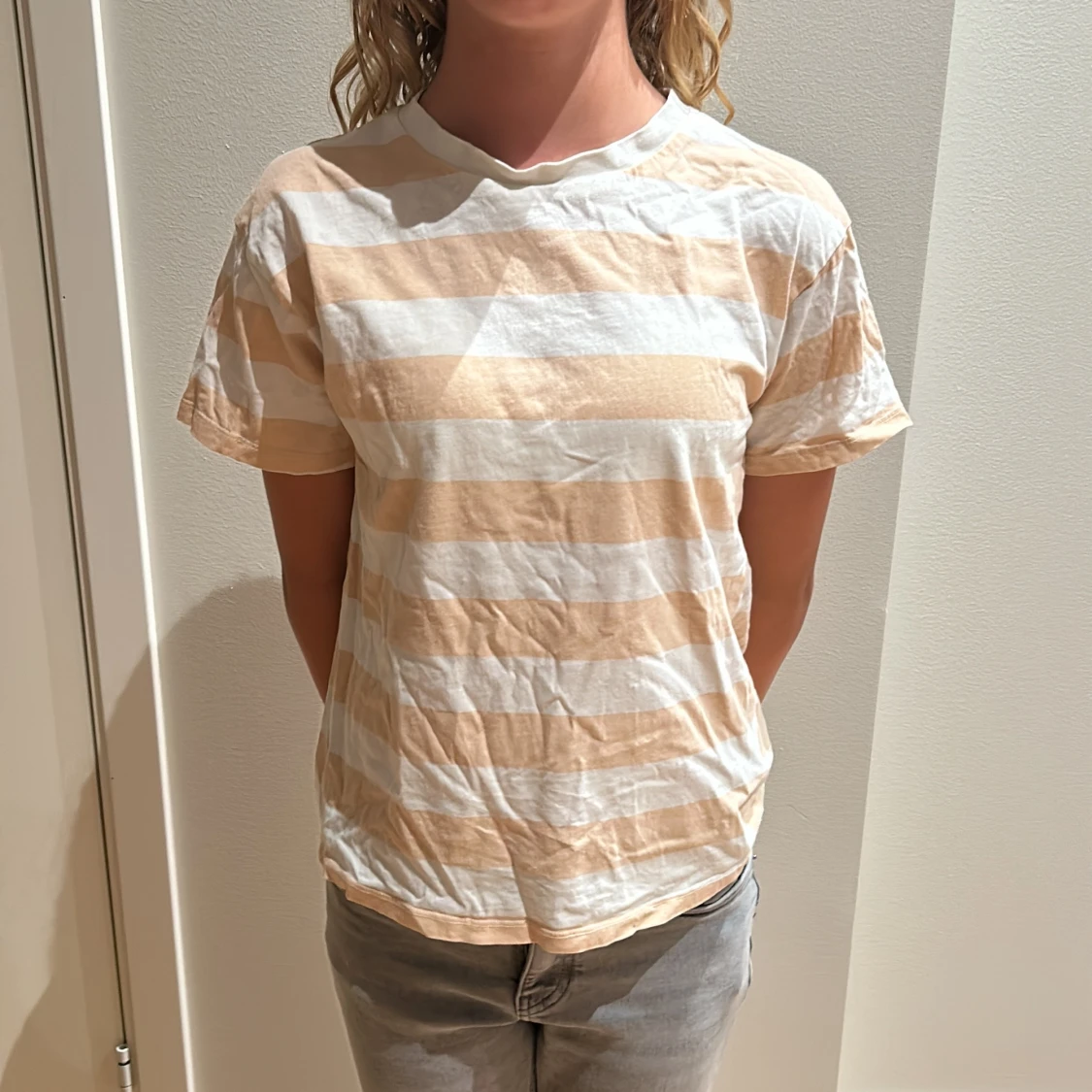 Vit och beige randig, T-shirt. - 90