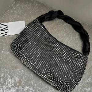Glittrig väska från Zara - Jättefin glittrig väska från Zara med tvistat läderband. Perfekt inför vintern men speciellt inför nyår!💕 Aldrig använd så skynda fynda!  Skicka privat för fler bilder eller andra frågor❣️
