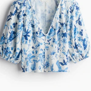 Blå blommig blus  - Blus från hm i storlek xs🩵 endast använd max 4 gånger så nästan som ny!