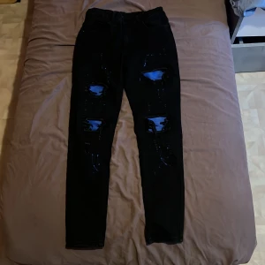 Jeans har  ALLDRIG används  - Svarta jeans 