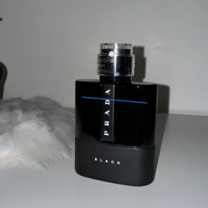 Prada  - Säljer Prada Luna Rossa Black EdP 100ml, se mängden som är kvar på bilden. 