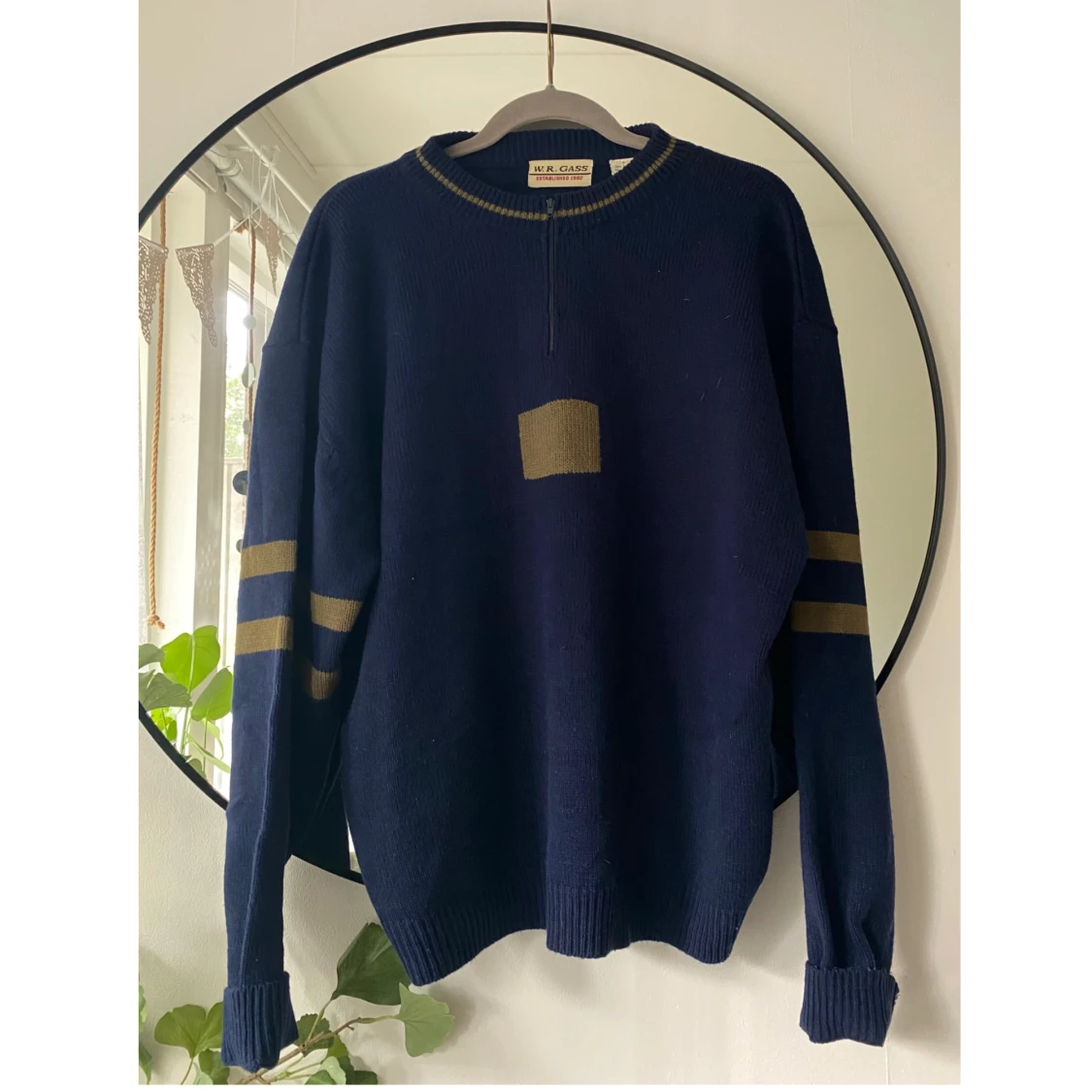 Mörkblå stickad tröja från W.R. Gass