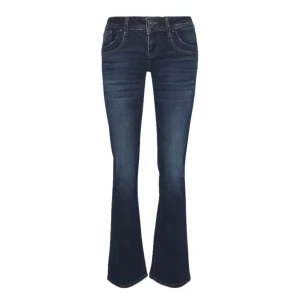 Lågmidjade bootcut jeans  - Säljer dessa jättesnygga jeansen från LTB!!🤩 använda fåtal gånger så dem är i jättebra skick💕 midjemåttet rakt över: 36cm, innerbenslängden: 78cm, ytterbenslängden: 98cm