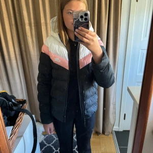 Vinterjacka från Nike  - Säljer en svart vinterjacka från Nike med vita och rosa detaljer. Jackan är i fint skick.🖤💗