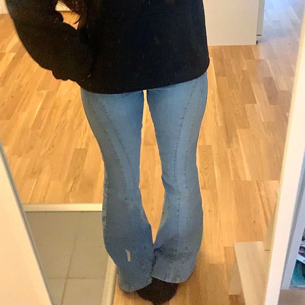 Säljer ett par coola blå bootcut jeans. De är i bra skick och har en skön passform. Lite smutsiga ner till men går säkert att tvätta! 👌💞. Farkut & Housut.