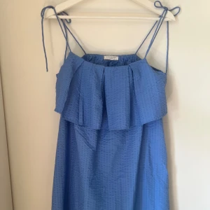 superfin blå klänning  - Säljer nu min superfina blåa klänning ifrån Lindex som inte säljs längre, jag säljer min klänning på grund av att den tyvärr inte kommer till användning längre. Användes en gång, inga skador eller defekter☺️