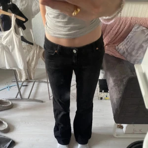 Low Monki Jeans - Säljer dessa svarta low waist monki jeansen med storlek W26. Som längdreferens är jag 170cm. De är sparsamt använda då dom var lite för stora och är därför fortfarande i väldigt bra skick. Skriv vid frågor eller mer bilder 💕