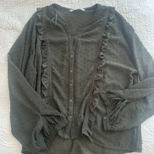 Grön blus  - Säljer denna blusen då den aldrig används längre!