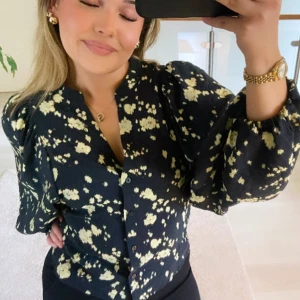 svart/gul blus - Säljer denna jättefina blusen, endast använd en gång! Hör av er vid frågor💞 Om du bestämt dig för att köpa så säg till, då aktiverar jag ”köp nu” 