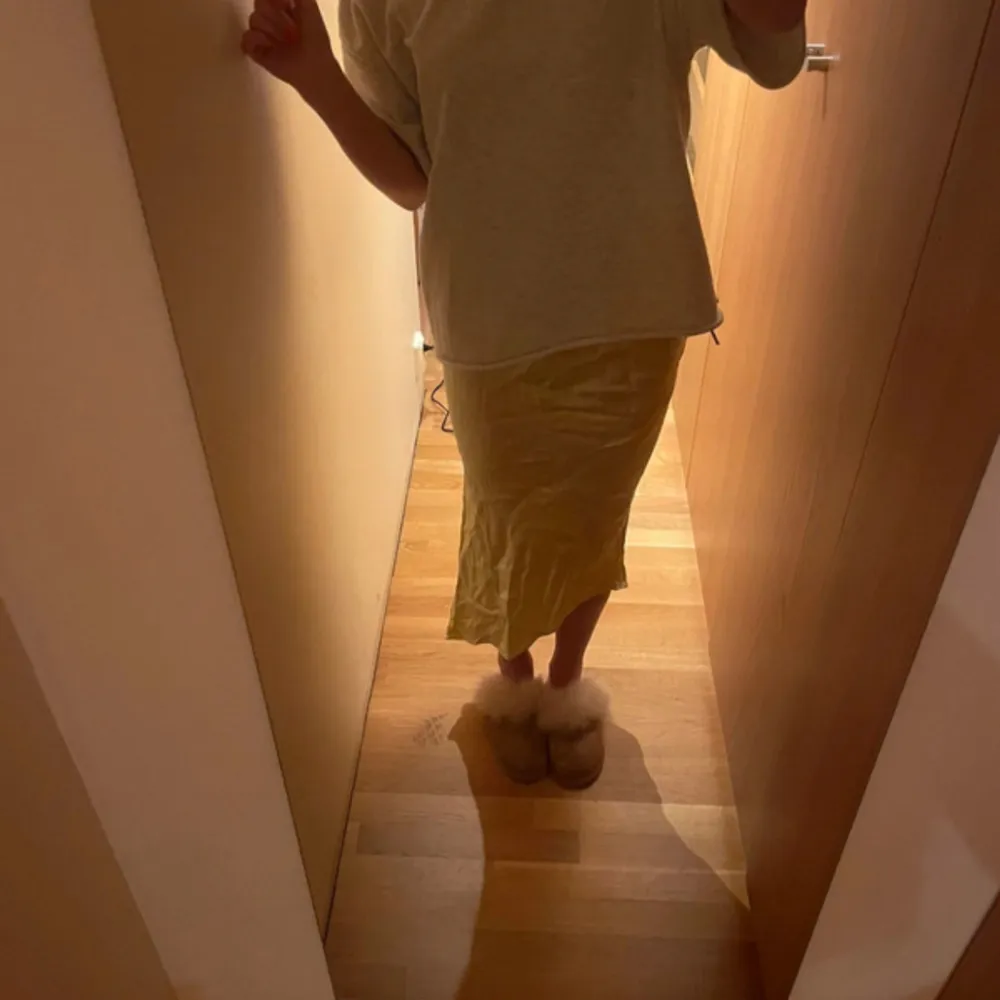 En så fin gul kjol använd enstaka gånger!!! Min är i storlek L men skulle mer säga som en M älskar den verkligen!!!. Hameet.