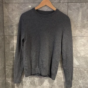 Merinoull tröja - Säljer den här jättesnygga och sköna tröjan i merinoull från these glory days. På lappen står det storlek M men den är mindre i storleken så den passar mer S. Skriv gärna vid frågor och funderingar!