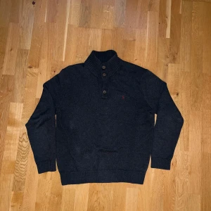 Ralph Lauren Stickad Tröja - Stickad tröja från Ralph Lauren med knappar vid kragen. Tillverkad i 100% bomull. Fint Skick. 