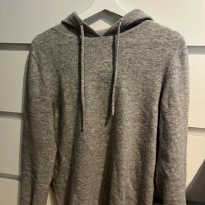 Kashmir hoddie XS/S - Tja! Säljer denna riktigt feta kash hoddie i storlek XS/S. Nypris runt 1,5-2000kr - Mitt pris 899kr men ej hugget i sten! 🤩 / Axel.