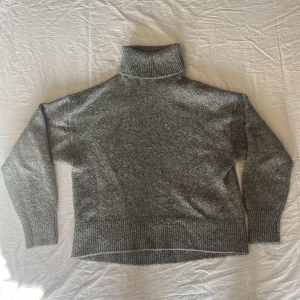 Grå stickad polotröja från H&M - Säljer en supermysig grå stickad polotröja från H&M!🥰 Den är i storlek xs men är oversized, hör av dig om du har fler frågor!