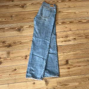 Low straight jeans - Ett par jättefina low Waist jeans från ginatricot i storlek 36. Passar mig som är 169. Knappast använda. Kontakta vid frågor mm.💕