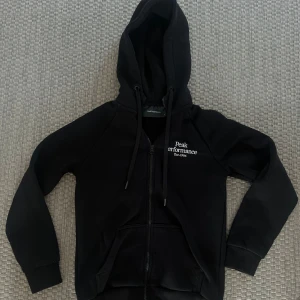 Peak performance kofta! - Väldigt bra skick, inga defekter! Hör av er vid frågor eller funderingar!💞