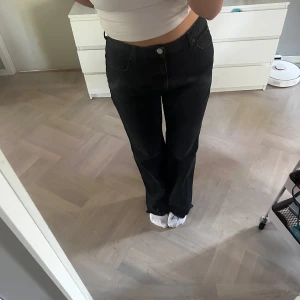 Svarta vida jeans  - Svarta jeans med hög midja och vida ben från Zara. Liten i storlek.  