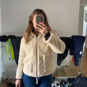Teddyjacka💛 - Supermysig jacka nu till hösten!💛Köpt på H&M men använder inte längre tyvärr 