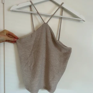 Topp - Superfin beige ribbad topp ifrån ginatricot! inga defekter💕💖