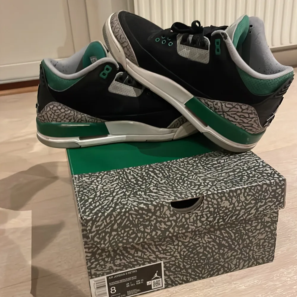 Nike air Jordan 3 retro pine green  Skick 8/10 Storleken 41  Ny pris 4300  . Skor.