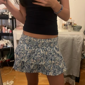 Blå mönstring volangkjol - Kjolen är storlek 134-140 på Gina Young men den är väldigt stretchig så den passar mig som har typ storlek xs 