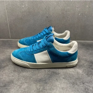 Valentino flycrew - Valentino flycrew i toppskick. Storlek 40 men passar större!Skick: 9/10. En nit saknas på höger sko. Hör av er vid frågor. Kan även mötas upp i Stockholms området.