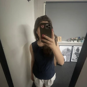 Super gullig topp - Super fin mörkblå topp. Använd max 3 ggr, bra skicka.