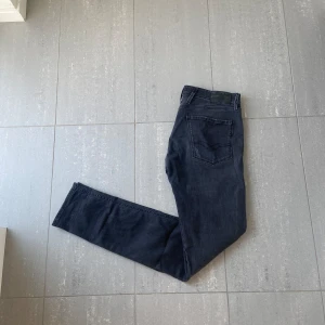 Replay Jeans  - Säljer nu dessa svarta replay jeans med slitningar i design, skriv för fler bilder/frågor🙌🏼
