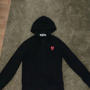 Cdg zip hoodie - Hej säljer nu denna tvär feta cdg hoodien 10/10 skick nypris ca 4000 mitt pris 1240 hör av er om ni undrar något