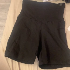 Shorts från stadium - Shorts från stadium Märke:SOC oanvända,stora i storleken/passar till cykelutflykt eller sport Köpt för 149kr orginal pris 249
