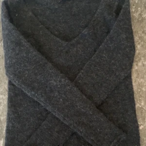 Stickad svart tröja🖤 - Stickad svart tröja ifrån replay!🖤 Aldrig använt. Står ingen storlek men skulle kunna säga XS-M