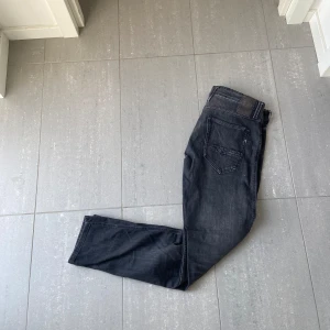 Replay Jeans  - Säljer nu dessa grå/svarta replay jeans, skriv för fler bilder/frågor🙌🏼