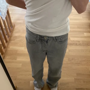 Gråa low waist baggy jeans 34 - Super coola gråa baggy jeans I storlek 34. Säljer då de inte kommer till andvändning, andvänts typ fem gånger💕