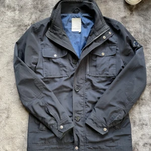 J Lindberg field jacka - Säljer super snygg J Lindberg field jacka i storlek M. Den är mörkblå. Skick enligt bilder. Liten defekt sista bild. 