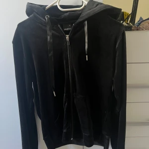 Kofta - Jätteskön kofta i velour från gina, jättefint skick och knappt använd 