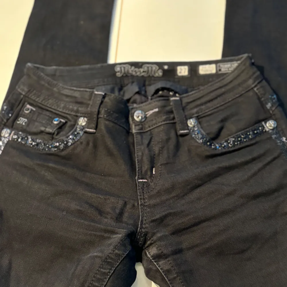 Svarta Miss Me jeans stl 27 (Obs! Stora i storleken, mer åt 28’) Modell mid Rise / skinny  Det fattas en pärla på ena backfickan. Men inget man tänker på.  Använda ett fåtal gånger. Fint skick. Jeans & Byxor.