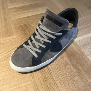 Philippe model skor - Philippe model skor som nu säljs till väldigt bra pris, skorna är i storlek 40 men passar även 41 dom är sparsamt använda och det ända är ett litet slitage på hälen. skicka pris förslag om priset är för högt 