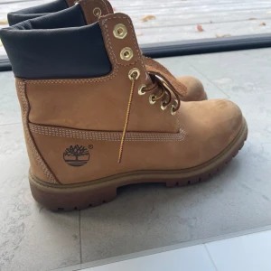 Timberland  - Hej, säljer nu mina gamla timberland kängor som knappt är använda eftersom de är för små för mig. Perfekt nu inför kallare väder. Tveka inte på å skriva för fler bilder, frågor etc