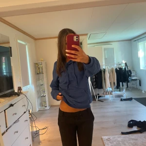 Mörkblå hoodie  - Blå hoodie från Bikbok❤️ skriv till mig för fler bilder