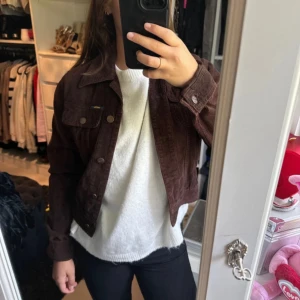 Vintage jacka - Manchester vintage jacka. Köpt på 80 talet och har fått ärva den vidare. Den har använts försiktigt! Tänker pris går att förhandla! Storleken är M men tycker den sitter bra på mig också som är xs/S