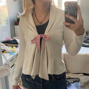 odd molly kofta - odd molly kofta köpt på sellpy, okej skick. strl. M! benvit färg med rosa knytning och Odd Molly logga på ryggen🎀